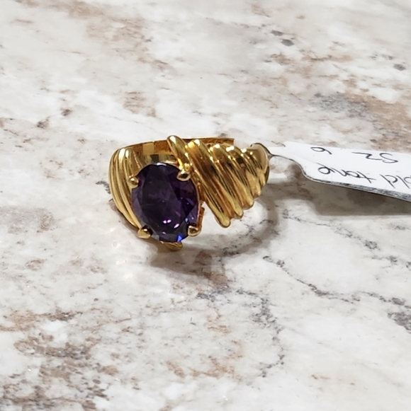 New Amethyst Gold Toned Ring - Picture 5 of 8